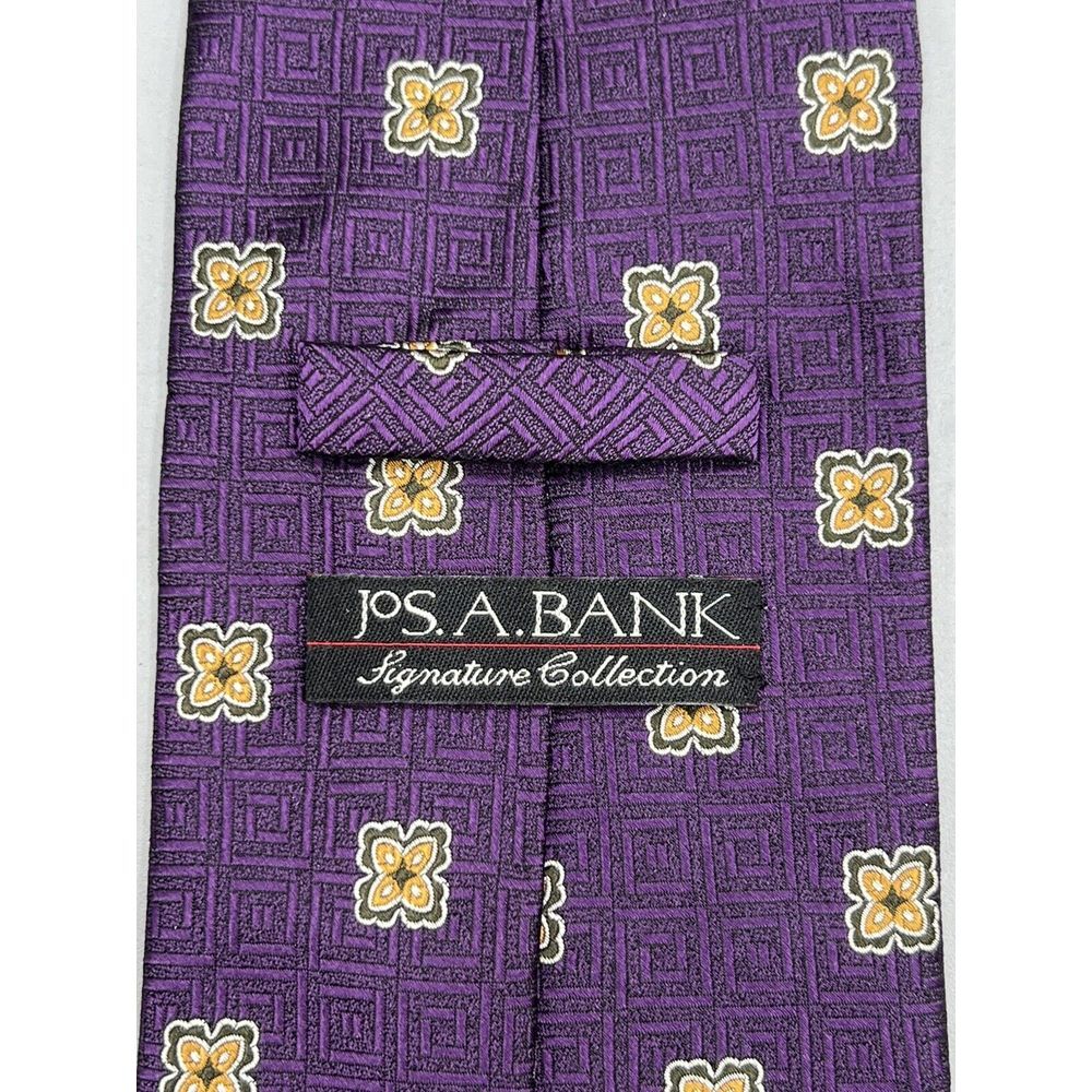 Jos A Bank Signature Gold Men's Necktie Purple Geometric Silk‎ L-61.5" W-4" USA